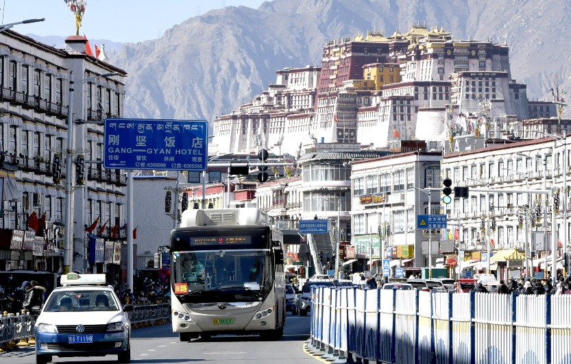 拉薩的北京東路車來車往，非常繁榮