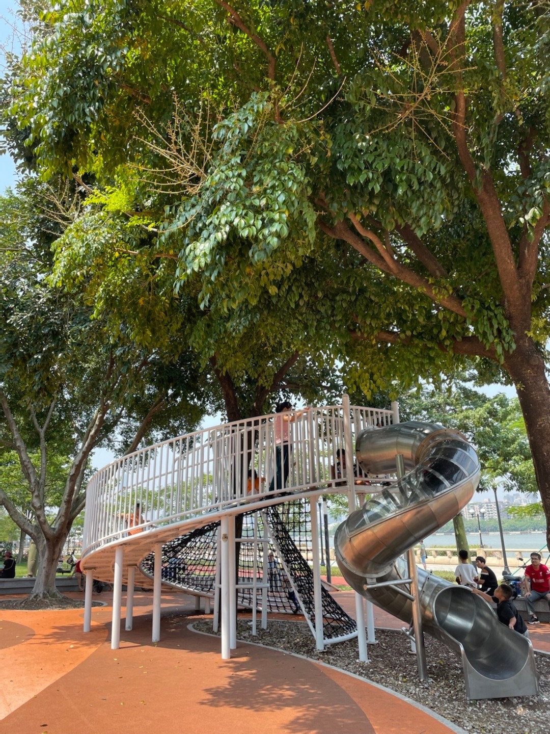 Guangzhou Water Park is one of the famous park in Haizhu District. 