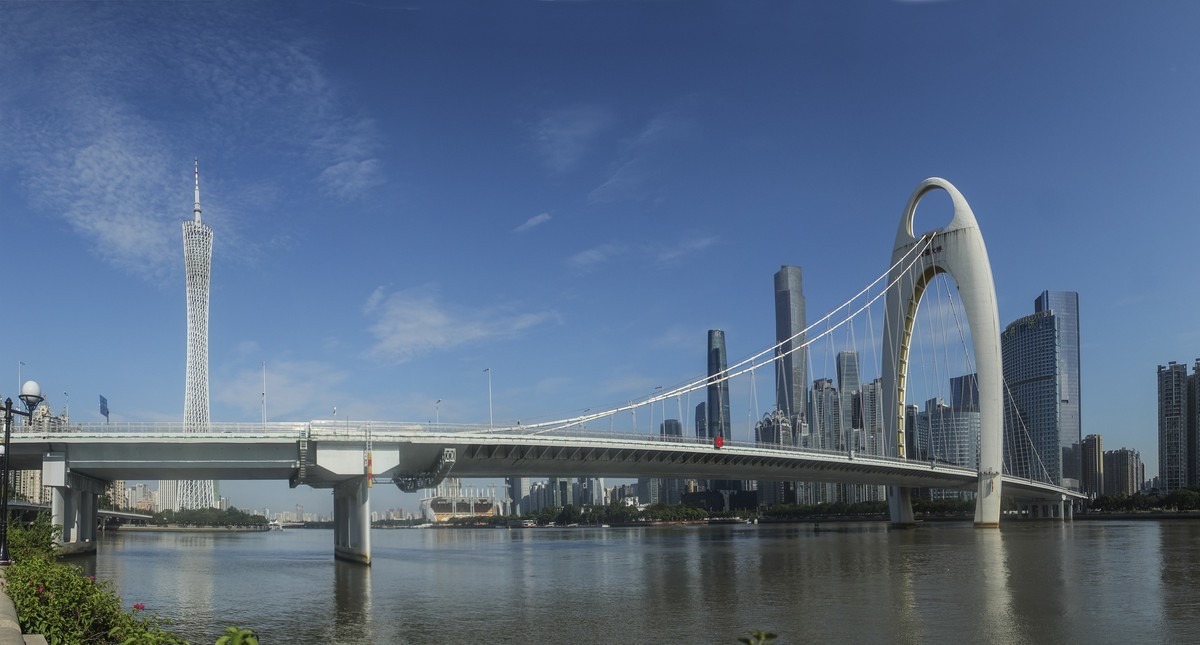 On Liede Bridge, you can see the wonderful scenery of Guangzhou Tower and Pearl River. 