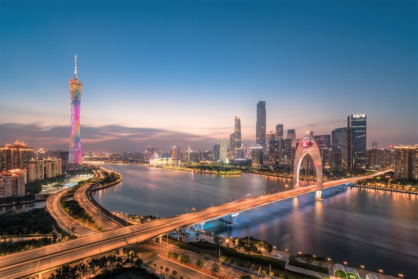 On Liede Bridge, you can see the wonderful scenery of Guangzhou Tower and Pearl River. 