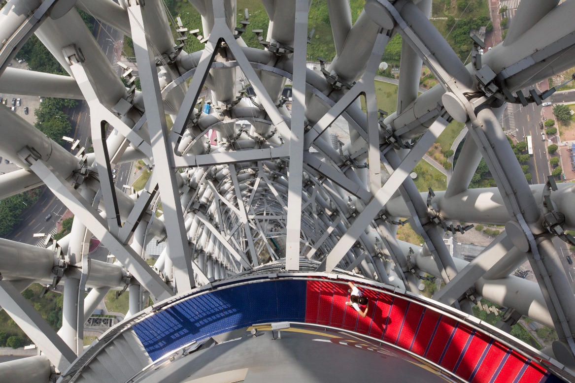 Canton Tower has a sky ladder that visitors can walk along while taking the panoramic views of the city.