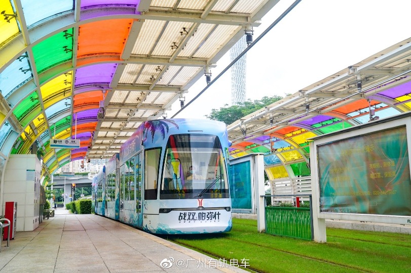 The Guangzhou Haizhu Tram has a total of 11 stations, and both the train and the scenic spots along the route are incredibly beautiful, earning it the title of a 