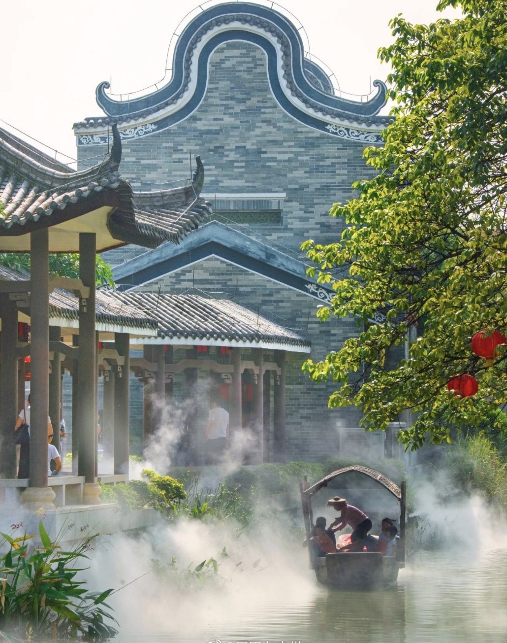 Guangzhou Water Park Ancient Port Park is a famous landmark in Guangzhou, located at Wanshengwei Station. 