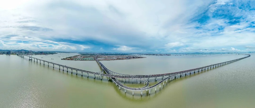 深中通道南沙線通車，廣州南沙至深圳寶安國際機場最快20分鐘直達，標誌兩城海上世紀「牽手」。