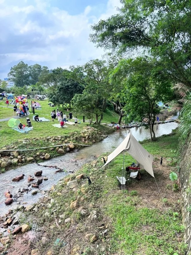 深圳头陂公园能搭天幕露营和野餐，享受优闲一天。