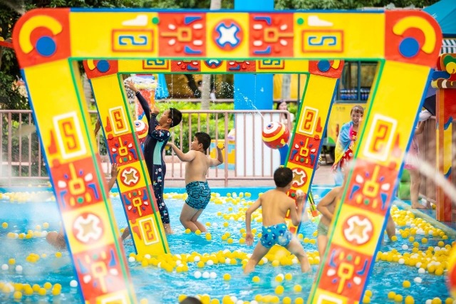 The Happy Valley Playa Maya Water Park has a lot of bucket filled with water showering overhead for fun. 