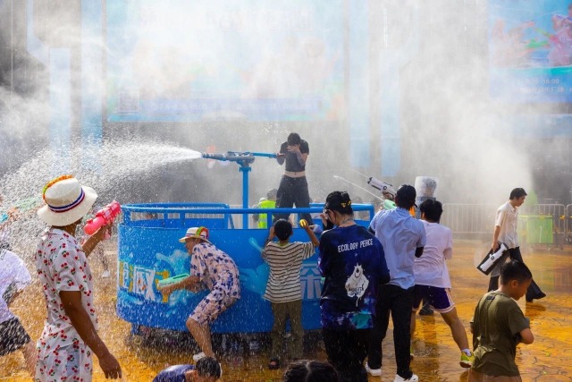 深圳水上樂園瑪雅海灘水公園在假日都會有巡遊表演，與遊客一起玩水槍遊戲。