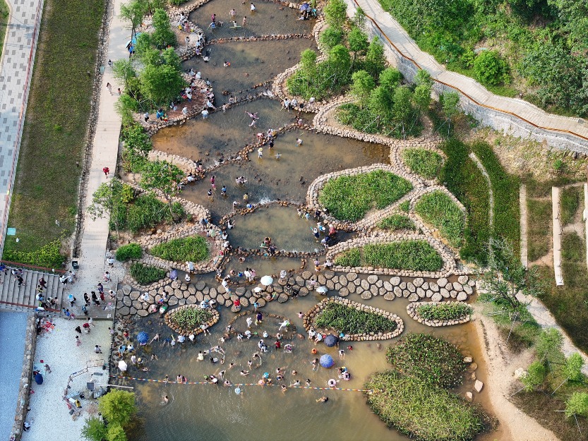 深圳頭陂公園位於深圳市坪山區，由鵝卵石設計成一道道水階梯，共有四個玩水區,環境優美。