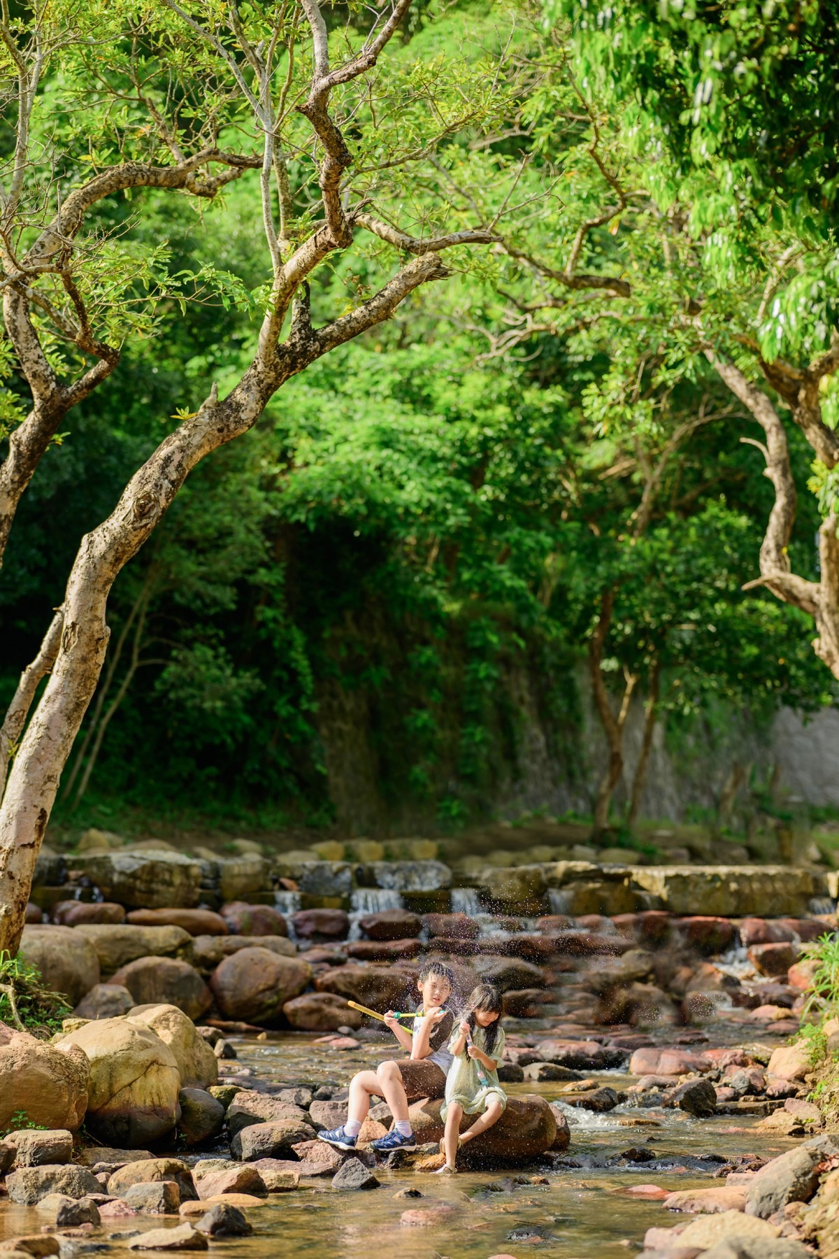 深圳頭陂公園位於深圳市坪山區，玩水區能捉魚摸蝦，也能玩水槍，十分盡興。