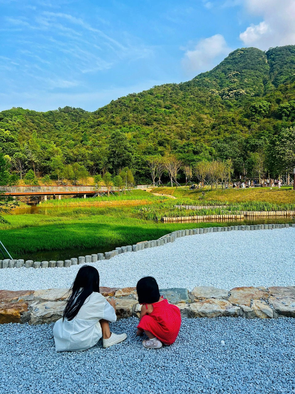 深圳頭陂公園有三層由大至少的石子堆砌而成石灘，吸引小朋友踏上去玩耍。