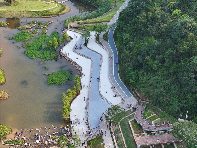 深圳頭陂公園有三層由大至小的石子堆砌而成石灘，是網紅打卡點之一。