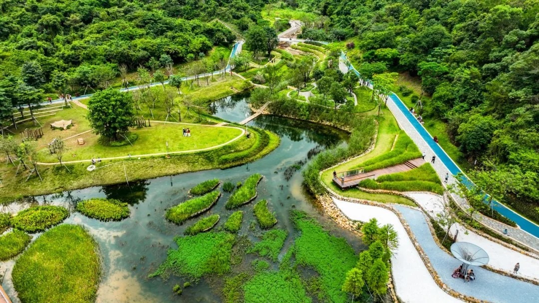 深圳頭陂公園有三層由大至小的石子堆砌而成石灘，四周綠意盎然，是網紅打卡點之一。