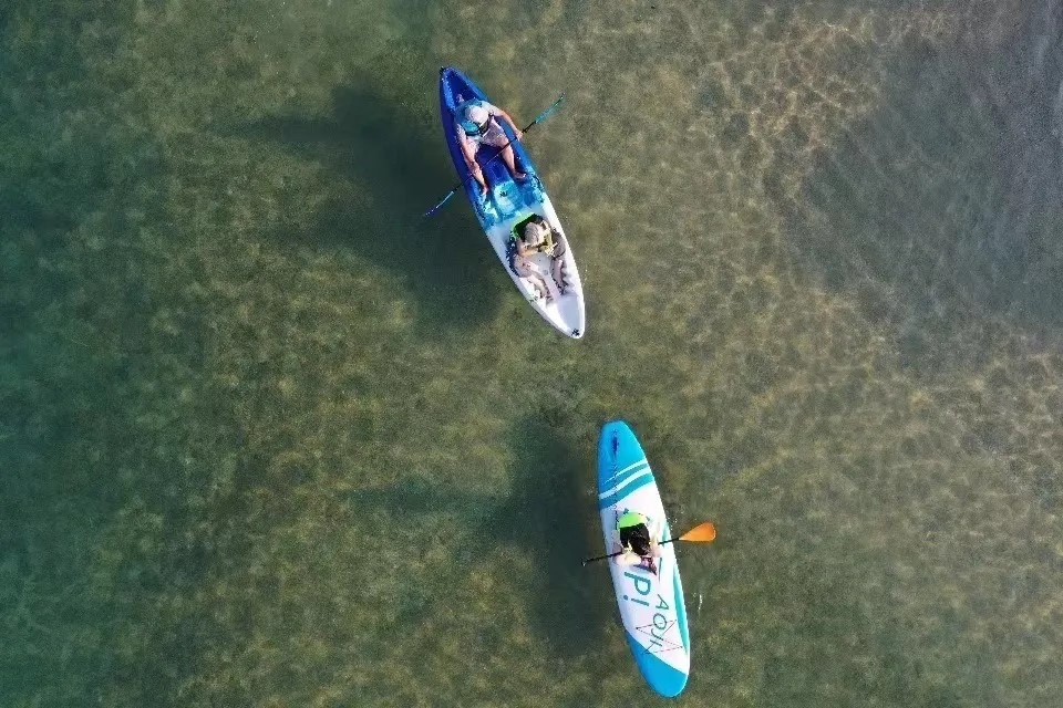 深圳大鵬新區雲海天使灣，有釜山同款小火車、海中鞦韆、琉璃海灘、水上運動等，是深圳新晉遊樂地標。