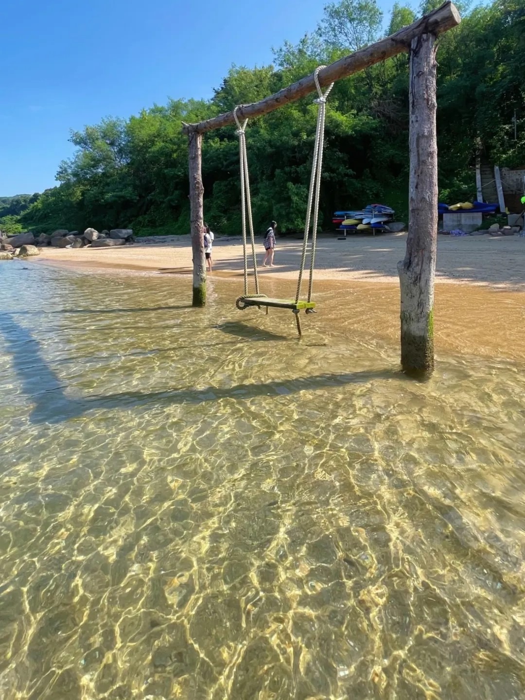 深圳大鹏新区云海天使湾，有釜山同款小火车、海中秋千、琉璃海滩等，是深圳新晋游乐地标。