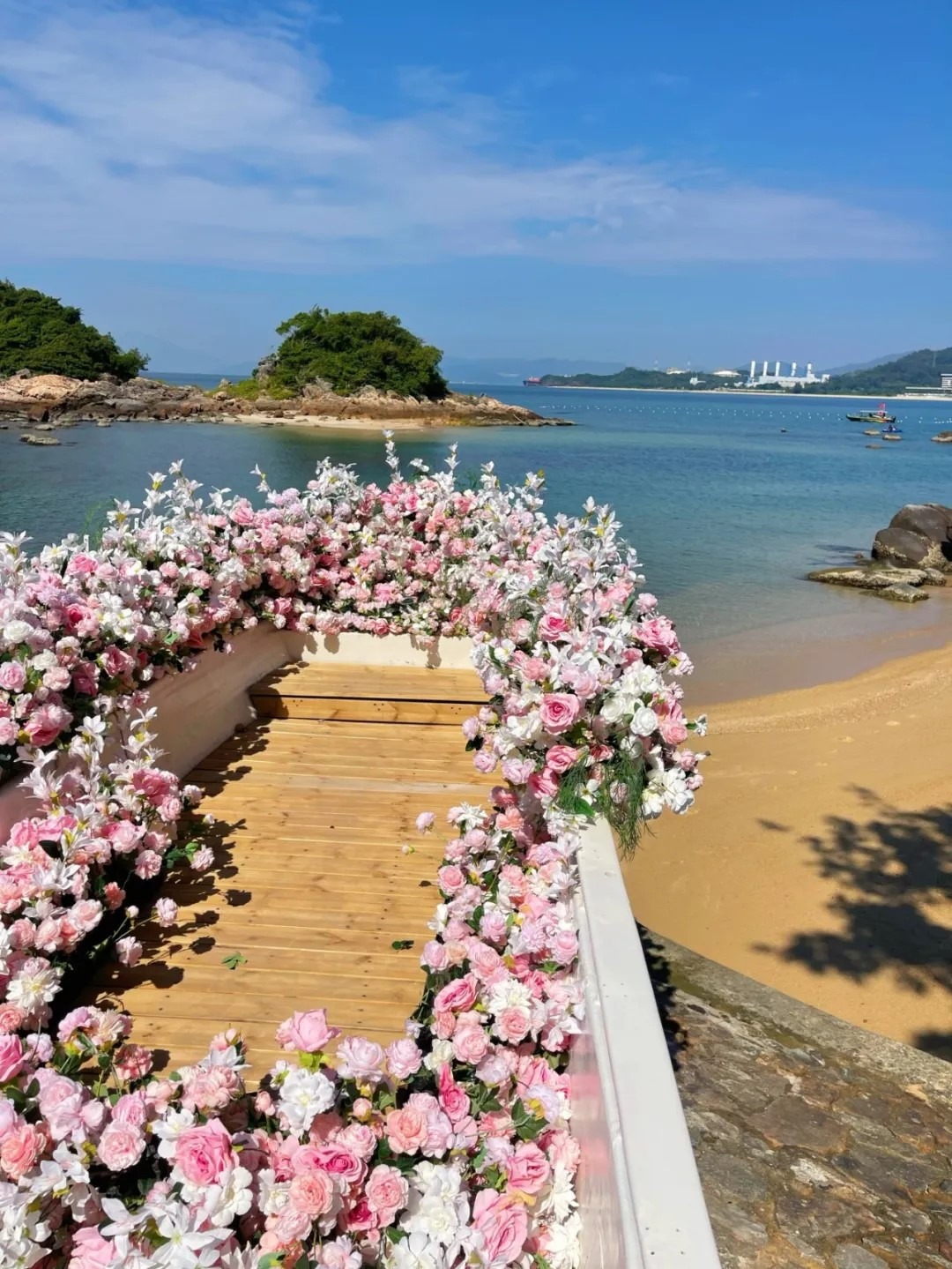 深圳大鵬新區雲海天使灣，有釜山同款小火車、海中鞦韆、琉璃海灘等，是深圳新晉遊樂地標。