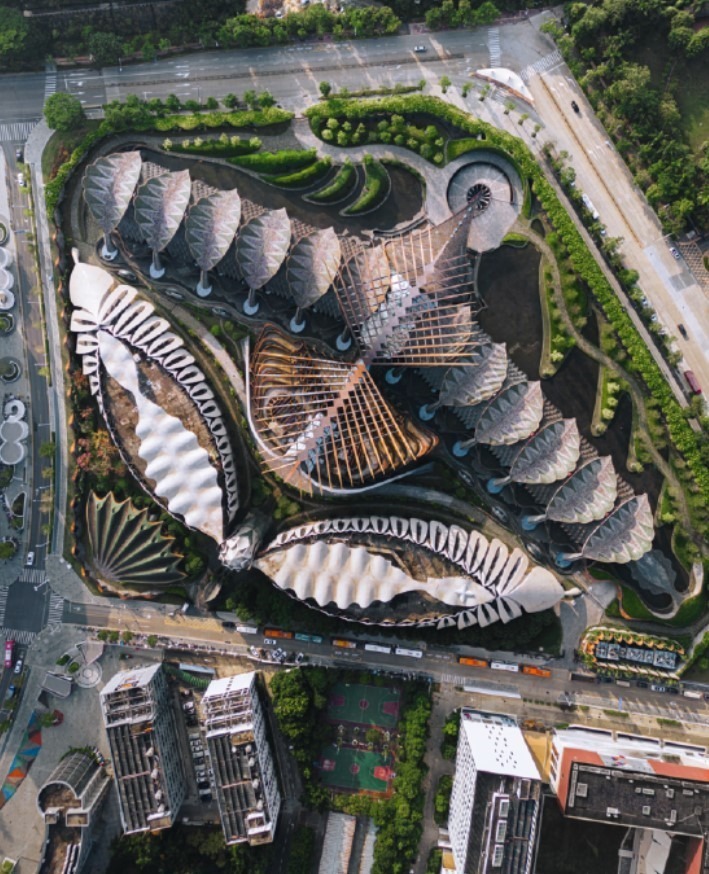 Built over 15 years at a cost of CNY 1 billion and designed by renowned New Zealand architectural firm AVB, the Marisfrolg Campus is currently the largest bionic art building in China. (Web Image)