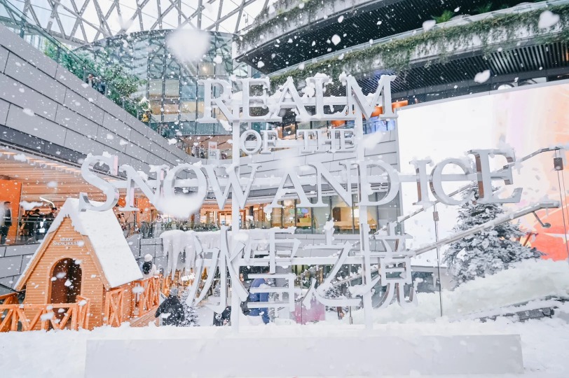 Shenzhen One Avenue Qianhai mall has created a giant ice and snow exhibition covering an area of 14,000 square feet.