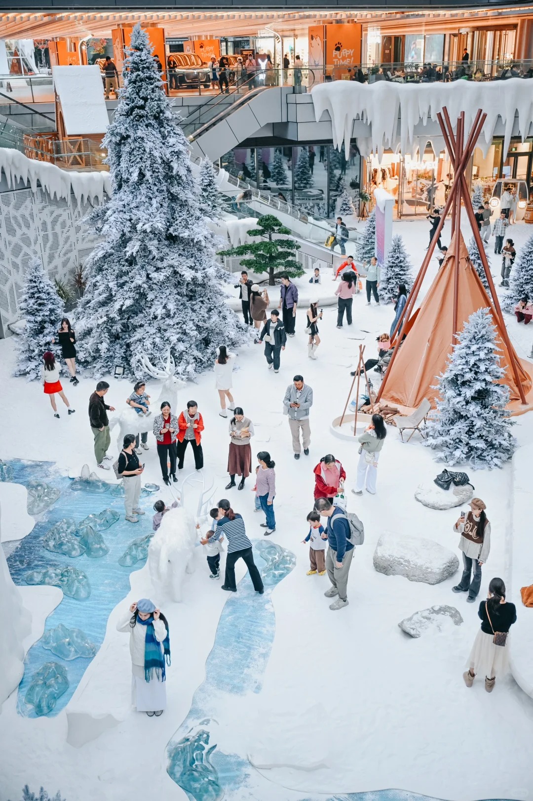 Shenzhen One Avenue Qianhai mall has created a giant ice and snow exhibition covering an area of 14,000 square feet.