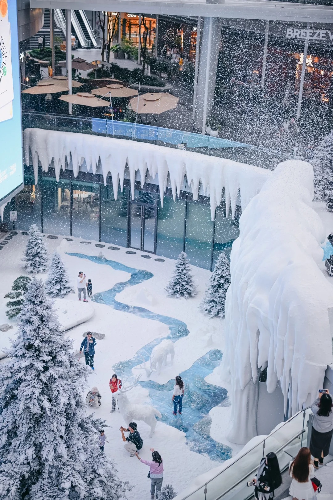 At specific times, artificial snow is sprayed in the Shenzhen One Avenue Qianhai Ice and Snow Exhibition, creating a romantic snow-falling effect.