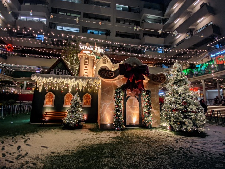 Shenzhen A PARK transforms into a Nordic fairy tale world, with a pop-up gingerbread coffee house placed in the centre of the open-air plaza.