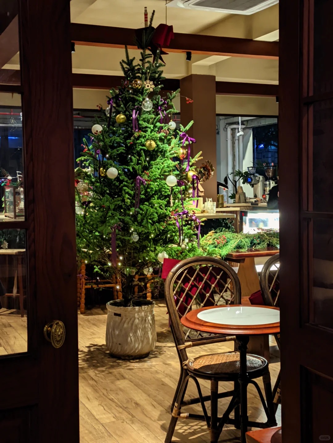 In addition to taking photos outside, visitors can enter the gingerbread house to buy sweets and drinks, with plenty of Christmas photo spots inside as well, giving a full festive atmosphere.