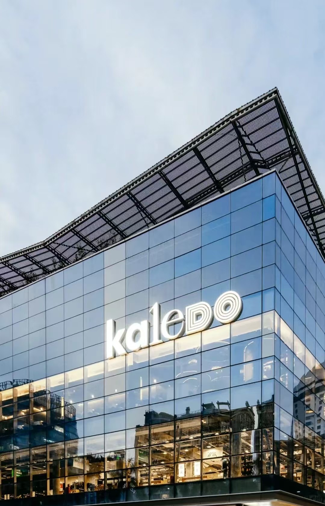 Kaledo定位為「都市自然主義文化商業體」，商場建築走簡約風，有不少特色首店，包括國內最大的二手奢侈品店，還有全深圳首條商場單車徑，新點子極多，吸引年青人去「尋寶」。