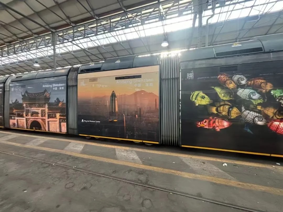 A unique tram has appeared on the streets of Milan and Florence, Italy, with posters of various famous attractions and cultural features of Shenzhen on its body. From the outside, it looks like a 