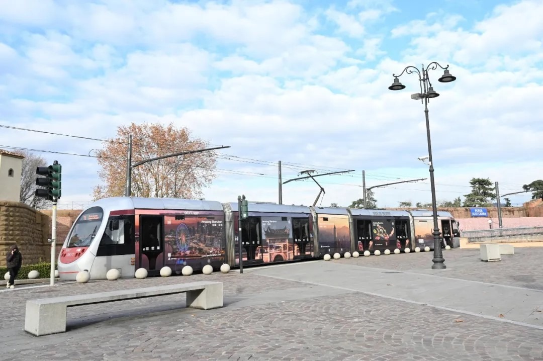 A unique tram has appeared on the streets of Milan and Florence, Italy, with posters of various famous attractions and cultural features of Shenzhen on its body. From the outside, it looks like a 