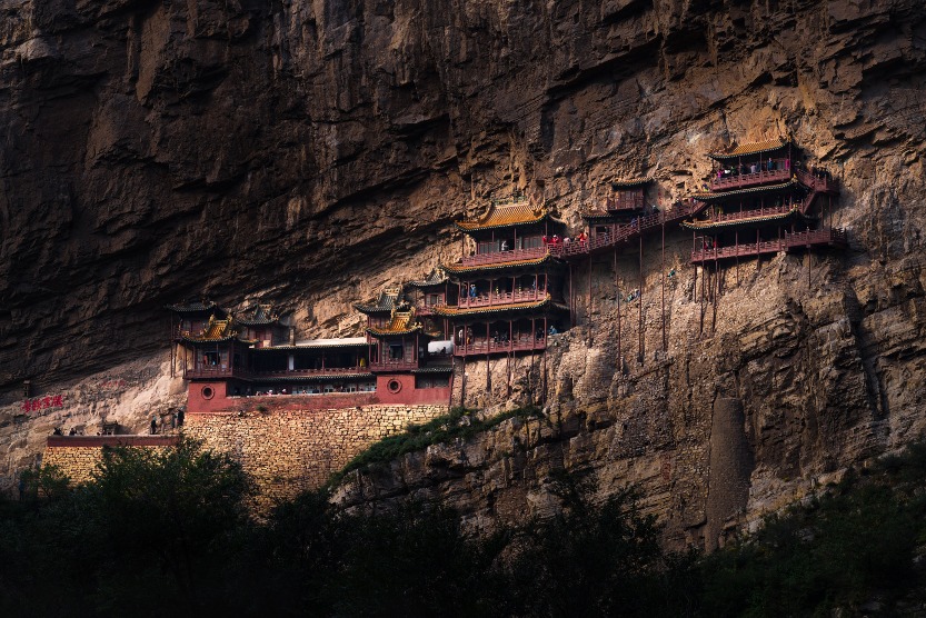 The Hanging Temple of Hengshan, one of the filming locations for the latest Chinese video game masterpiece "Black Myth: Wukong", was built during the Northern Wei Dynasty and has a history of nearly 1,600 years. Like its name implies, the temple hangs on a steep cliff, with an abyss below, making it extraordinarily thrilling.