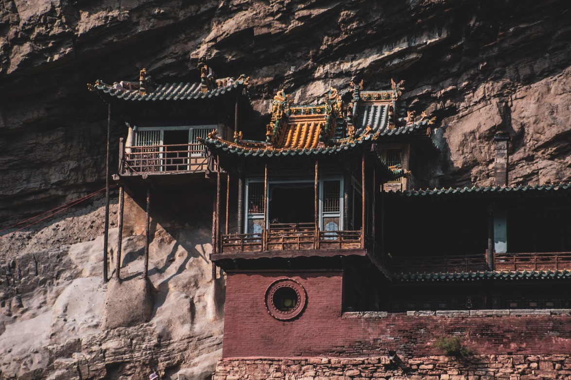 The Hanging Temple of Hengshan, one of the filming locations for the latest Chinese video game masterpiece "Black Myth: Wukong", was built during the Northern Wei Dynasty and has a history of nearly 1,600 years. Like its name implies, the temple hangs on a steep cliff, with an abyss below, making it extraordinarily thrilling.