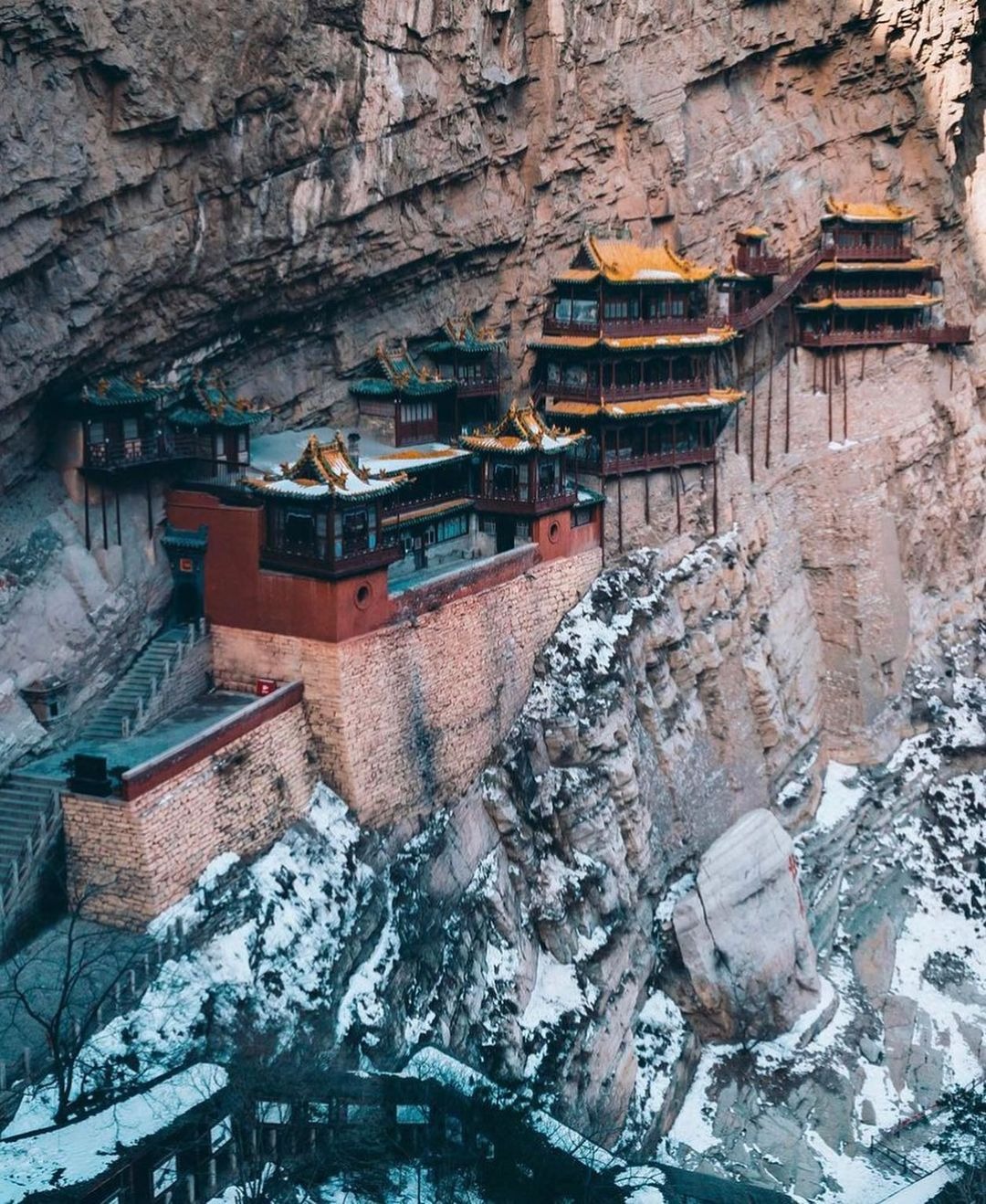 The Hanging Temple of Hengshan, one of the filming locations for the latest Chinese video game masterpiece "Black Myth: Wukong", was built during the Northern Wei Dynasty and has a history of nearly 1,600 years. Like its name implies, the temple hangs on a steep cliff, with an abyss below, making it extraordinarily thrilling.