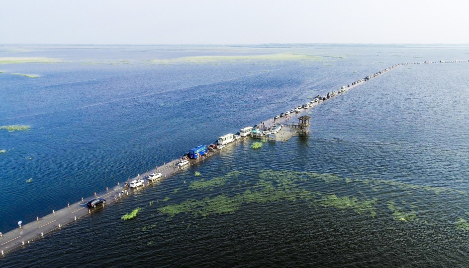 Many tourists come to experience this unique view of the waterway, and there are outdoor enthusiasts driving off-road vehicles to experience the thrill of driving on the water.