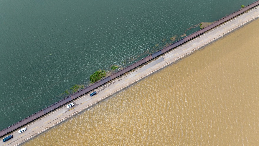 On June 5, 2022, the colour of the water on one side of the waterway turned yellow due to erosion by mud and sand, contrasting with the clear water of Poyang Lake, forming a "clear distinction" sight.