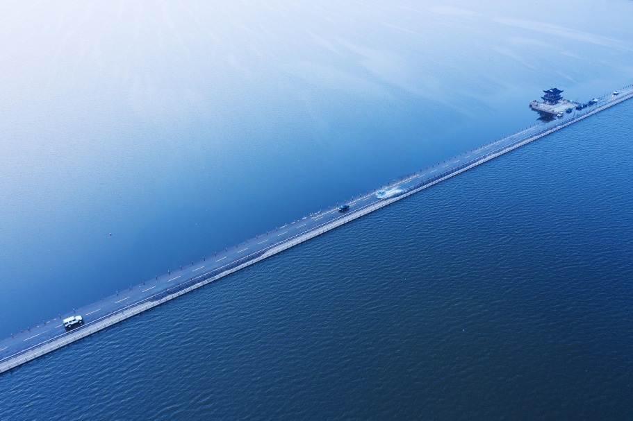 The over-water highway appears and disappears with the rise and fall of the water level in Poyang Lake.