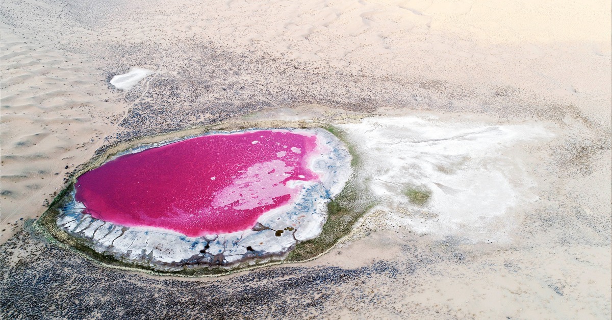 中國新增世界遺產「巴丹吉林沙漠——沙山湖泊群」，以色彩斑斕的丘間湖泊聞名。