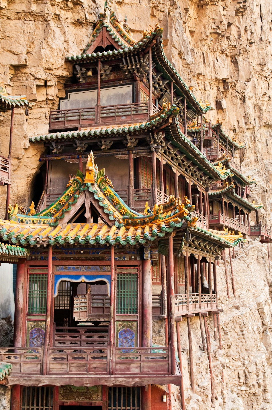 The Hanging Temple of Hengshan, one of the filming locations for the latest Chinese video game masterpiece "Black Myth: Wukong", was built during the Northern Wei Dynasty and has a history of nearly 1,600 years. Like its name implies, the temple hangs on a steep cliff, with an abyss below, making it extraordinarily thrilling.