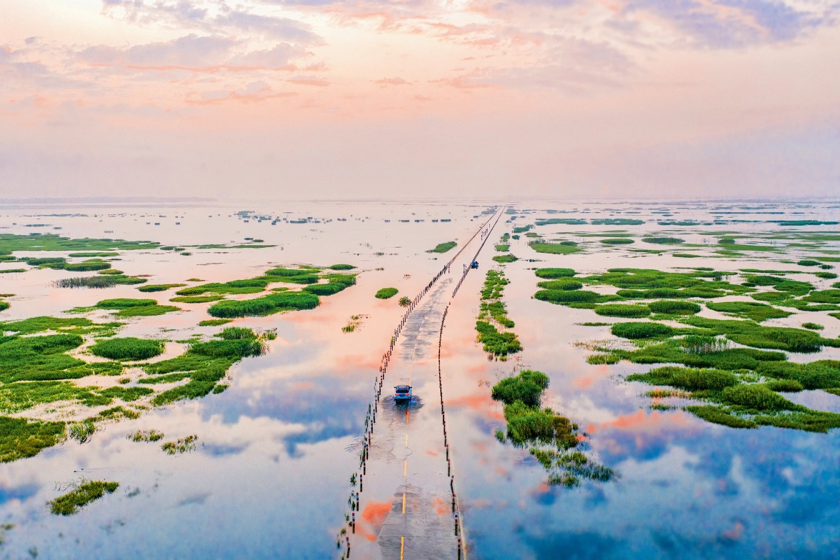 中国最美水上公路限时通车，天光云影，朝霞夕照，美不胜收。