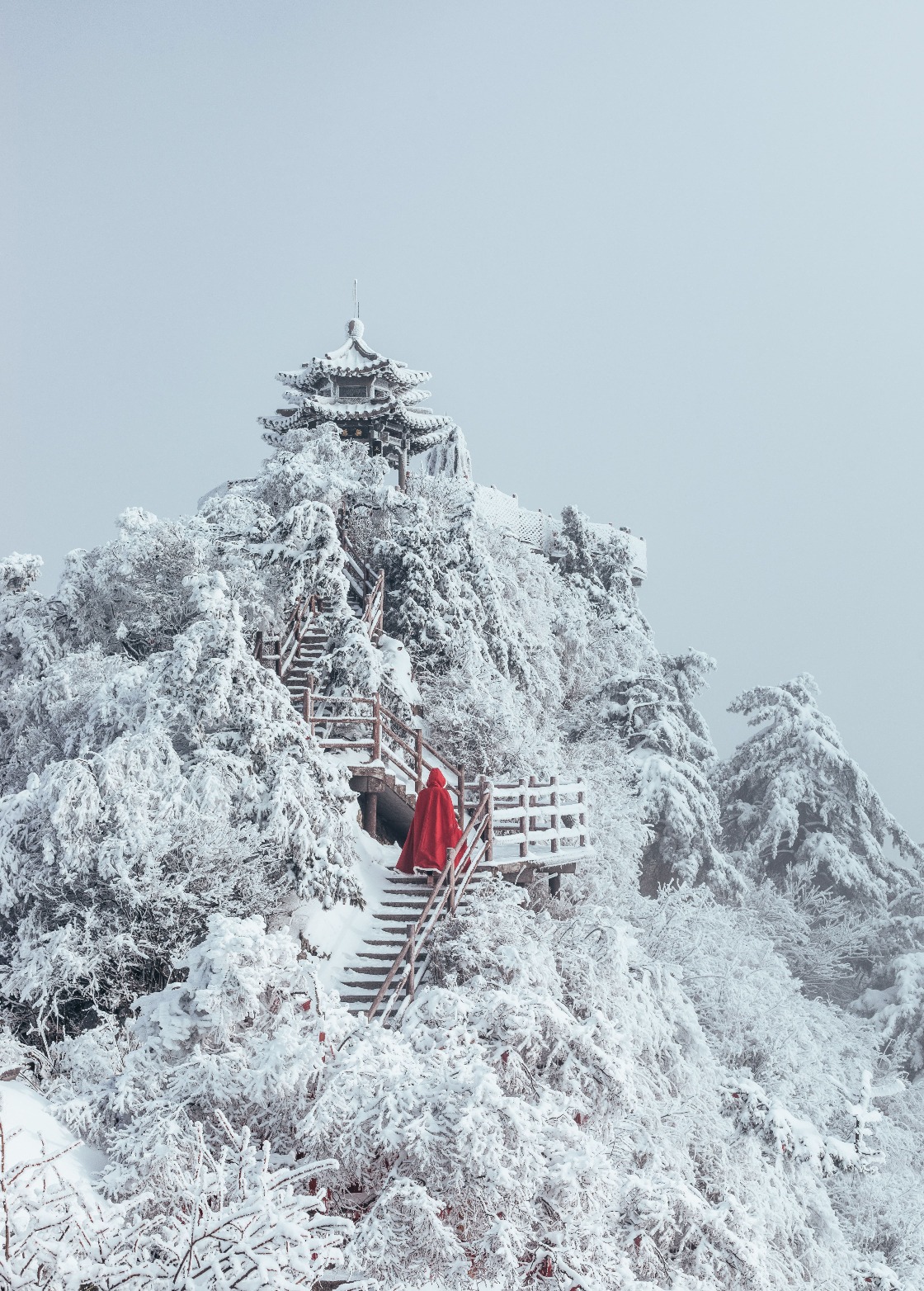 冬日裏的老君山銀裝素裹，山頂建築群在白雪的裝點下變成瓊樓玉宇，美如仙境。