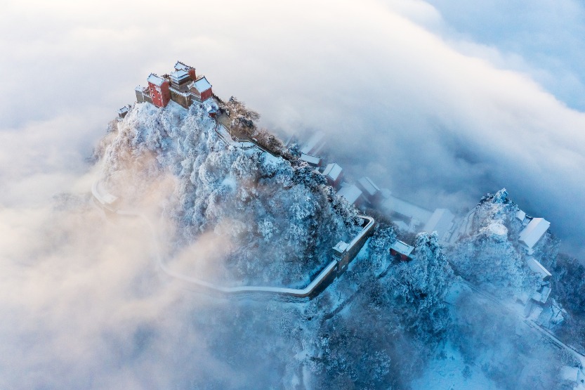 位於湖北十堰的武當山，是道教第一名山。冬日雪後，武當金頂的道觀建築群銀裝素裹，在雲霧環繞下顯得仙氣飄飄，非常震撼。