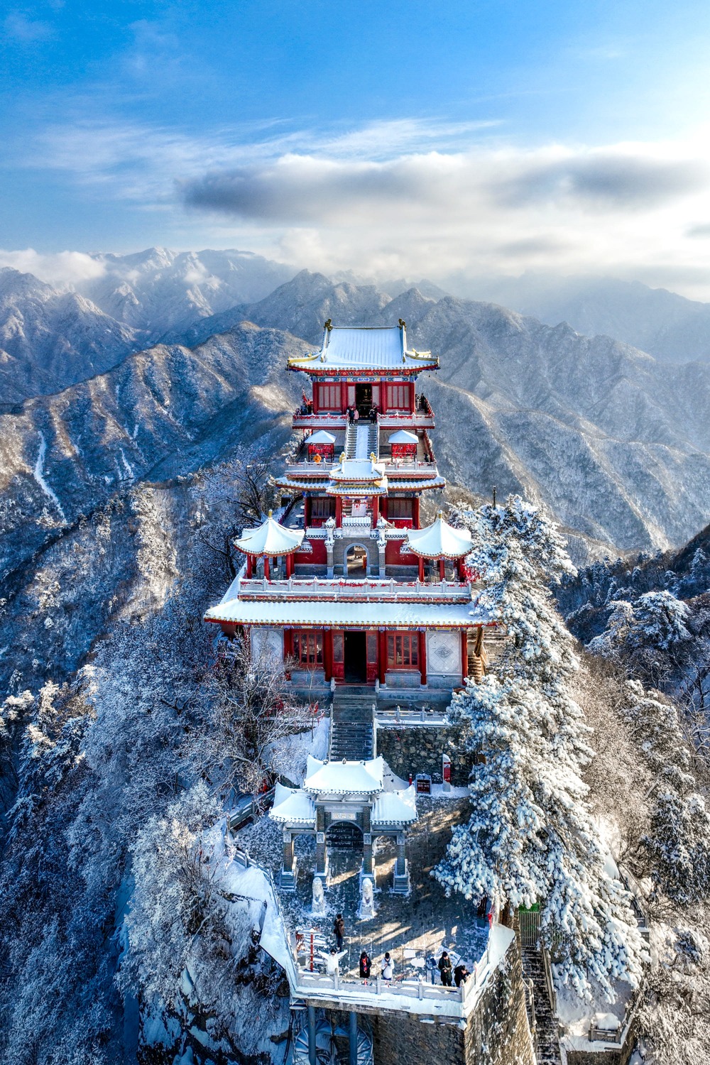 雪後的終南山南五台，銀裝素裹，雲霧繚繞，如同幻想世界中的「天宮」。