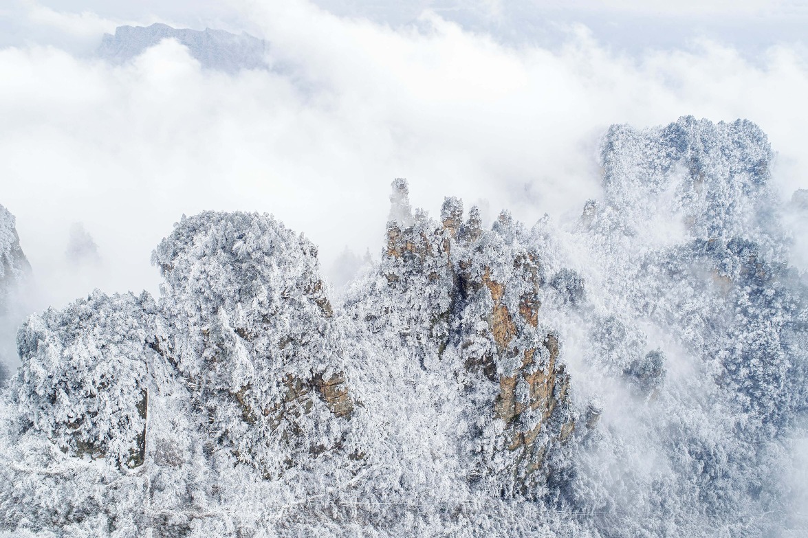 雪後的張家界更呈現出與平日不同的壯麗風景，滿目銀裝素裹，如同仙境一般。