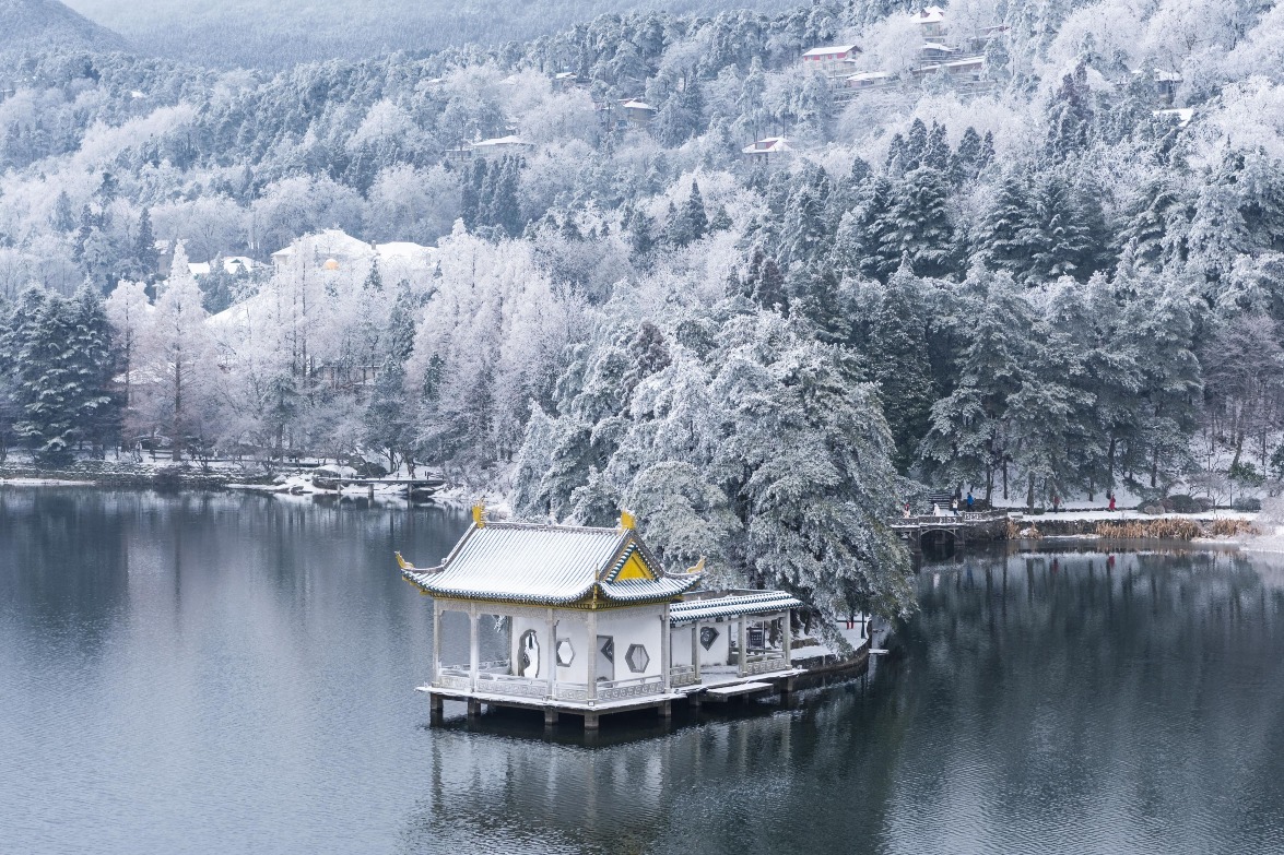 如琴湖，是廬山其中一處風景名勝。冬天時分，如琴湖四周被皚皚白雪覆蓋着，與湖中的亭榭曲橋相映成趣。