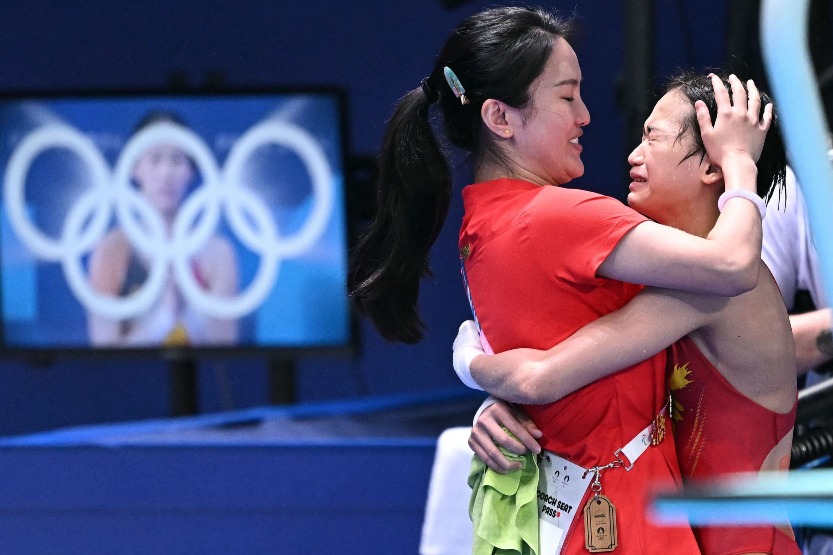  Quan Hongchan hugged her coach Chen Ruolin after winning the women's 10m platform at the Paris 2024 Olympic Games