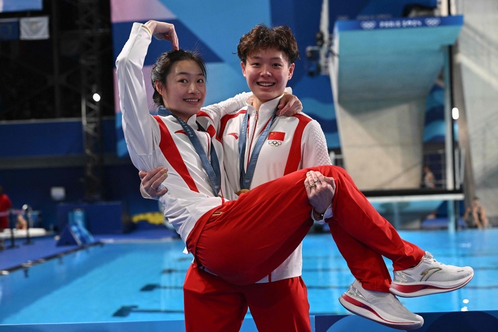 After the awards ceremony at the Paris Olympics, Chen Yiwen held Chang Yani in a "princess carry"