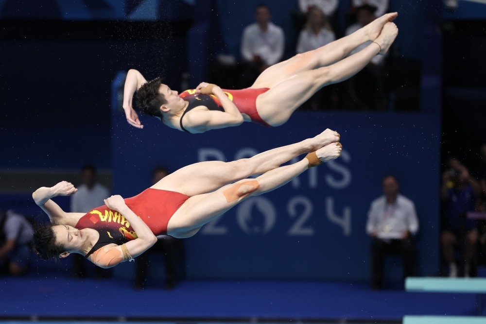 Chinese diver Chen Yiwen (top) and Chang Yani won gold in the women's three-metre springboard doubles at the Paris Olympics, achieving a six consecutive championships for the Chinese team in this event.