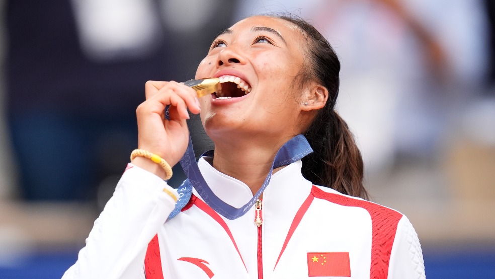 In the Paris Olympics, Zheng Qinwen overcame her adversaries and finally won the women's singles gold medal.