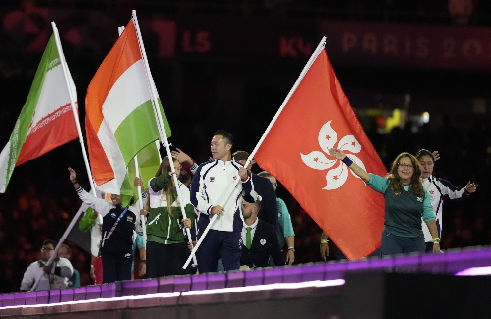 After serving as the flag bearer for the Hong Kong team during the opening ceremony, Chan Ho Yuen also took on this important role at the closing ceremony. 