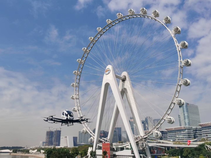 无人驾驶载人飞行器在欢乐港湾上空飞行。