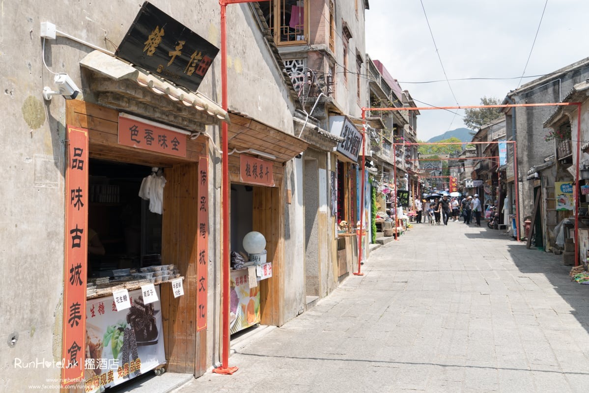 昔日的民房，而今已转型为小商店，售卖各类小食及纪念品。(图片Runhotel.com)