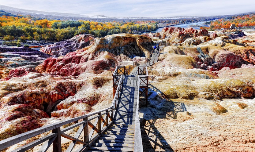 The scenic area of the rainbow beach in Xinjiang is picturesque